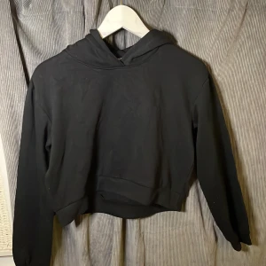 Croppad hoodie  - En hoodie från lager 157, oanvänd
