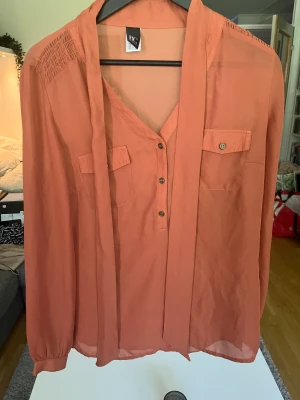 Blus - Blus genomskinlig, använd fåtal gånger och är i väldigt fint skick. 