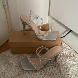 Klackskor - Säljer mina fina klackar då dom aldrig kommit till användning ända gången de använts är när jag provat dom hemma dom är i storlek 36-37 passar båda skulle jag säga. Köpte dom för 400 