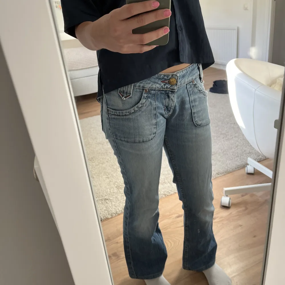 Säljer dessa lågmidjade bootcut jeans med fickor där bak🫶🏽dem är i ett bra skick! Ja säljer dem då de är lite för korta på mig! Midjemåttet är 40 cm och innerbenet är 69cm💗. Jeans & Byxor.