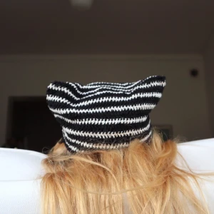 Virkad mössa - Hand gjord fyrkantig virkad mössa, gjord av mig i svart vit. 🖤🤍 Stretchig och formbar!