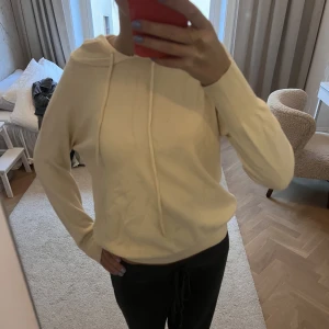 Stickad hoodie - Fin gul stickad hoodie, ej nopprig 