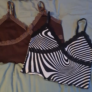 Toppar - Den bruna är storlek M och den svart vita är storlek S och har bara använts 2-3 gånger. Jag kan inte skicka paket :/ men om due intresserad kan vi träffas i tc.