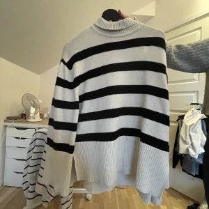 Randig stickad tröja från bikbok!💛 - Fin stickad tröja från bikbok i bra skick! Använt den i typ 2-3 ggr. Säljer den för att jag inte använder den längre! Storlek XS men passar även i storlek s och m! Ordinarie pris är 500kr. Vid frågor eller prisförslag är det bara att fråga!💛