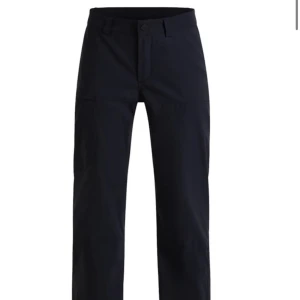 Peak performance friluftsbyxor - Säljer helt splitternya snygga friluftsbyxor från peak performance i strl 160 (xs) då de tyvärr är lite för korta för mig. Supersköna och formar kroppen bra.