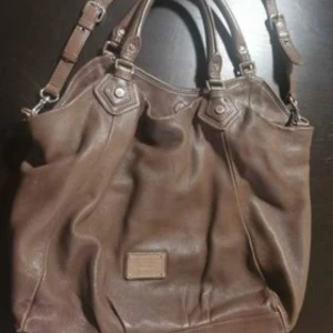 Marc jacobs i taupe  - Köpt för kanske något år sen begagnat, i jättebra skick. Kan tänkas att byta väska med! Kom med bud! 