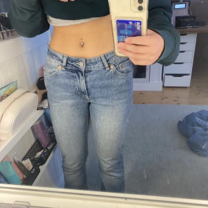 Low waist jeans - Supersnygga low waist jeans från junkyard. Sitter jätte skönt och är ganska stretchiga. Passar mig som är 158. I storlek XS men passar även S.