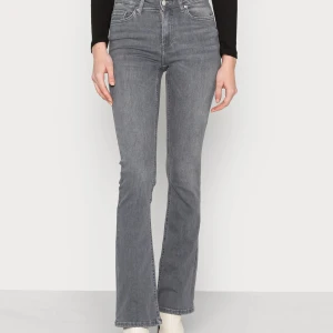 Jeans - Säljer dessa gråa bootcut jeans från only. Inga defekter förutom liten slitning på en ”lapp”, se bild tre. Storlek XS/30. 💗