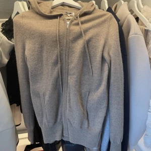 Soft goat ziphoodie - Hej! Säljer en soft goat zip hoodie i nyskick! Köpt i vintras. Nypris 2300kr. Damstorlek s. Den är i 100% kashmir 