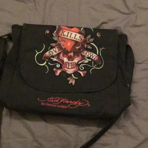 stor ed hardy väska - har haft den ett tag nu men har inget större skador som syns på väskan