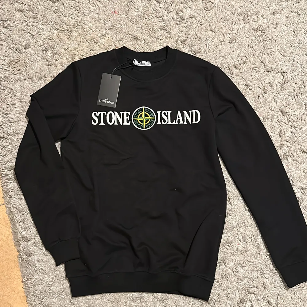Helt sprillans ny stone island tröja i svart färg helt oanvänd!. Tröjor & Koftor.