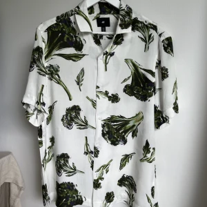 Skjorta - Tunn skjorta i soft lent material med broccoli på, 