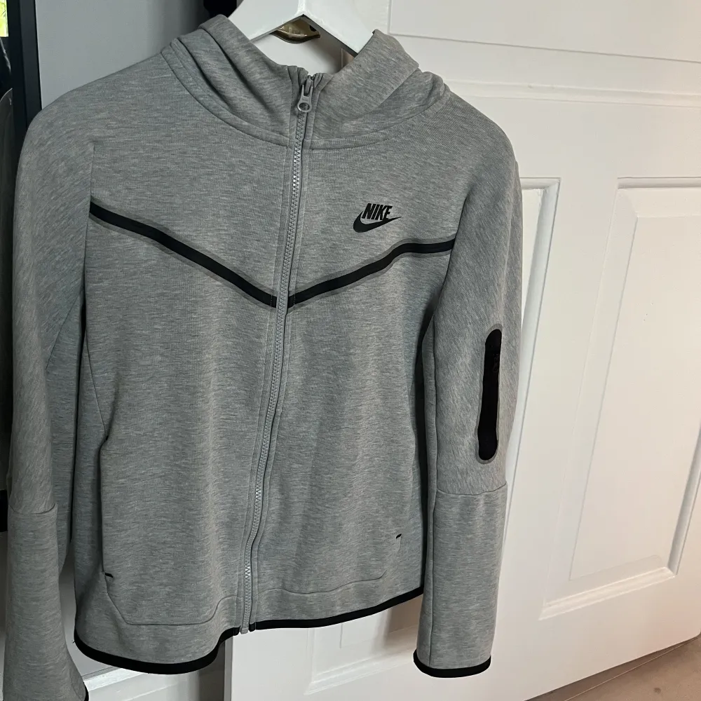 Skön hoodie från Nike. Storleken är 147 till 158. 👦 Skick 9/10. Köpt på JD Sports för 1000kr. Hoodies.