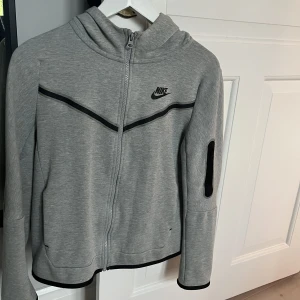 Nike Teech Fleece hoodie   - Skön hoodie från Nike. Storleken är 147 till 158. 👦 Skick 9/10. Köpt på JD Sports för 1000kr