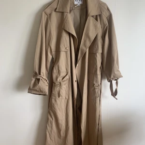 Trenchcoat beige oversize  - Oversized trenchcoat i beige aldrig använd i storlek 36 