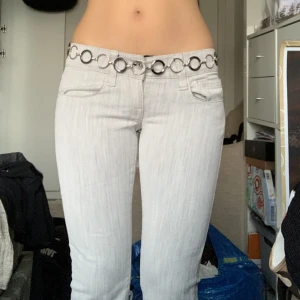 Gråbeiga lågmidjagde jeans - Så fina lågmidjade beigegråa jeans! De sitter lite för tajt på mig och därför säljer jag nu dem. (Jag är 166cm) Skulle säga att de passar en xs. Storleken är 28. OBS! Bältet ingår ej