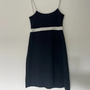 mörkblå klänning - mörkblå klänning från brandy melville, inte perfekt skick så därför reducerat pris. passar xs/s🤍