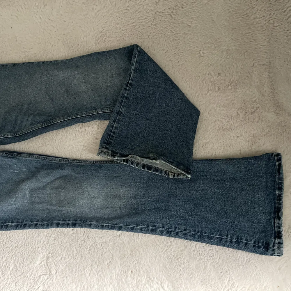 Bootcut jeans från zara! Dem har ett litet hål längst ner på vänster ben, men det syns knappt!💓💕. Jeans & Byxor.