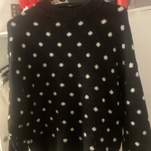 Stickad - Jätte söt stickad tröja. Använder inte den längre, passar folk med S/xs. Skön till vintern elr sommar kvällar 