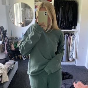 Sweatshirt och byxor - Mörkgrönt sweatset från Boii. Tröjan är i xl och byxorna i xs, normalt har jag strl S-M men jag tycker detta har suttit bra på mig. Använt ett par gånger, priset är exkl frakt☺️