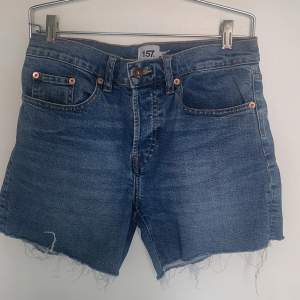 Blå jeansshorts i sliten modell. Mycket bra skick, normal storlek 