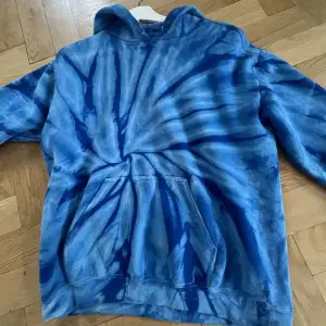 Sjukt cool blå tiedye hoodie! 