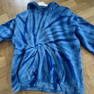 Tiedye hoodie - Sjukt cool blå tiedye hoodie! 