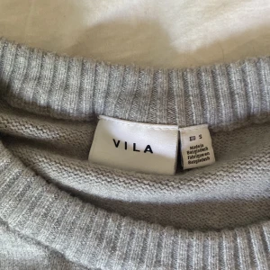 Grå stickad - Grå stickad tröja från vila, helt oanvänd och superbekväm! Säljer då jag inte fått användning för den!