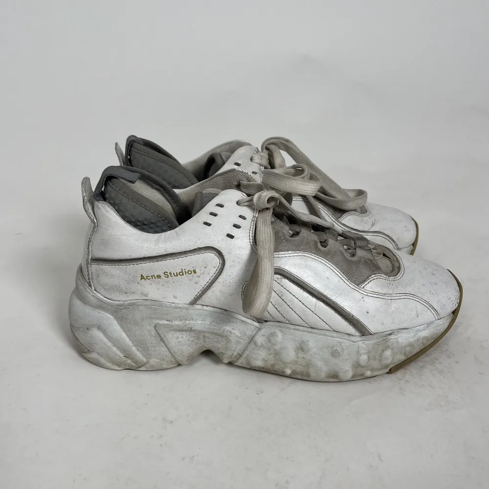 Sneakers från Acne Studios. Fint skick, men som ni ser lite smutsiga, tvätta lite så ser de fina ut🧡. Skor.