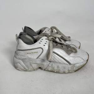 Sneakers från Acne Studios. Fint skick, men som ni ser lite smutsiga, tvätta lite så ser de fina ut🧡