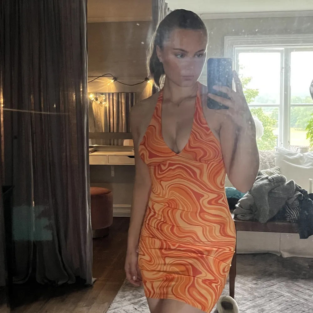 Sjukt snygg orange klänning från HM 🍊 Strl xxs men mer som xs .  Endast provad   Köparen betalar frakt 🩷. Klänningar.