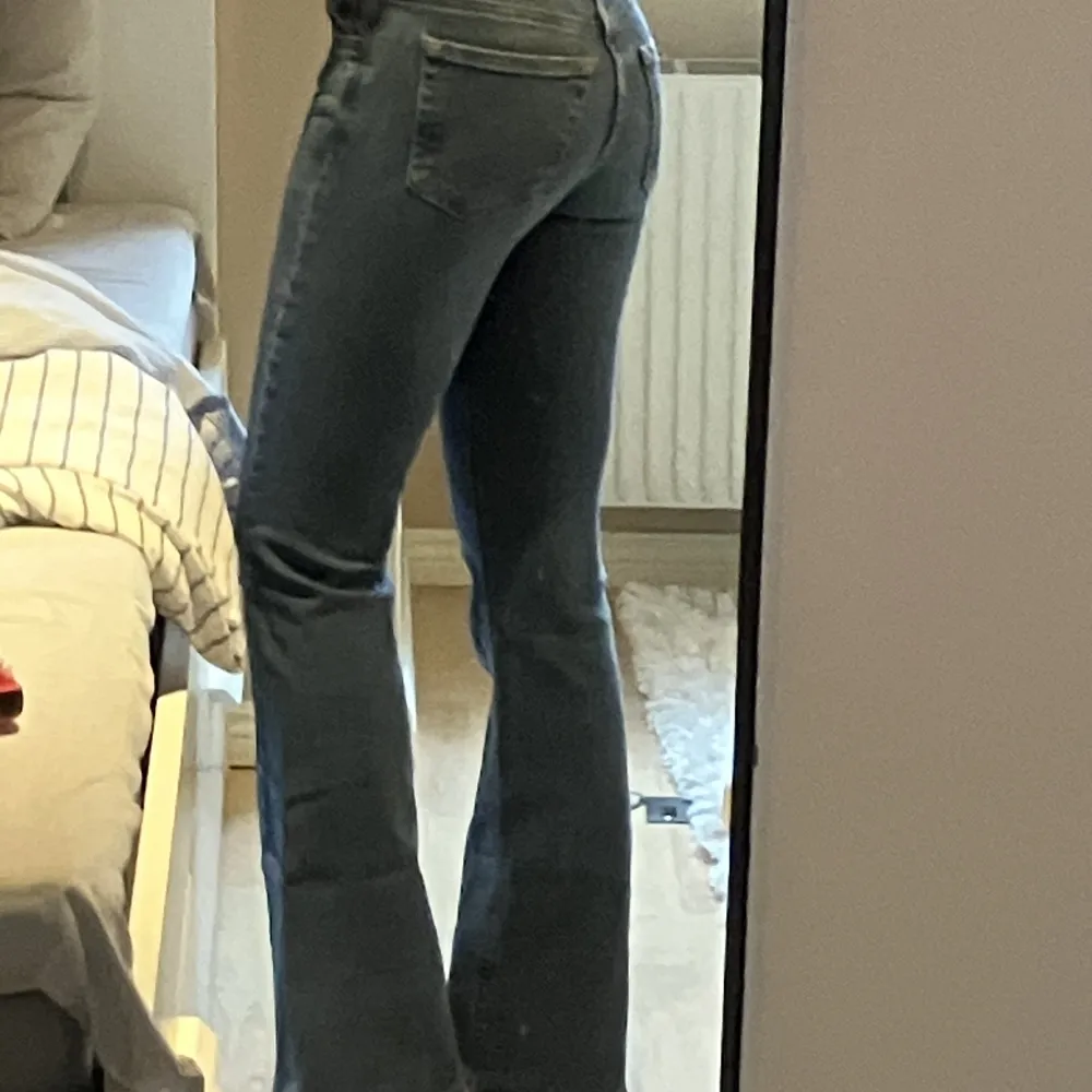 Jättesnygga lowrise bootcut jeans från pull and bear❤️knappt använda och säljer pga att de är för korta för mig, jag är ca 167.. Jeans & Byxor.