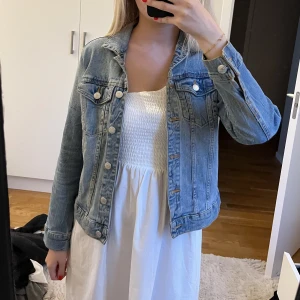 Jeansjacka  - Jeansjacka ifrån Ginatricot, storlek 34. 150kr+frakt