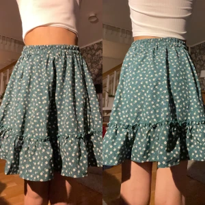 blommig kjol - grön kjol med ett blommigt mönster från shein i storlek M. passar de som är i XS/S. 