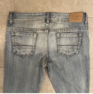 Amercian Eagle Jeans - Super snygga lågmidjade bootcut jeans från amerikan eagle.⭐️  Säljer då dem tyvärr inte passar.  Skriv för mer bilder och mått💗  