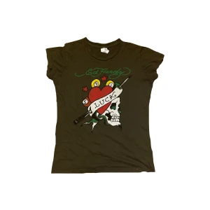 Ed Hardy T-Shirt - Använt få gånger, passar mig som använder XS och S. 🫶🏽