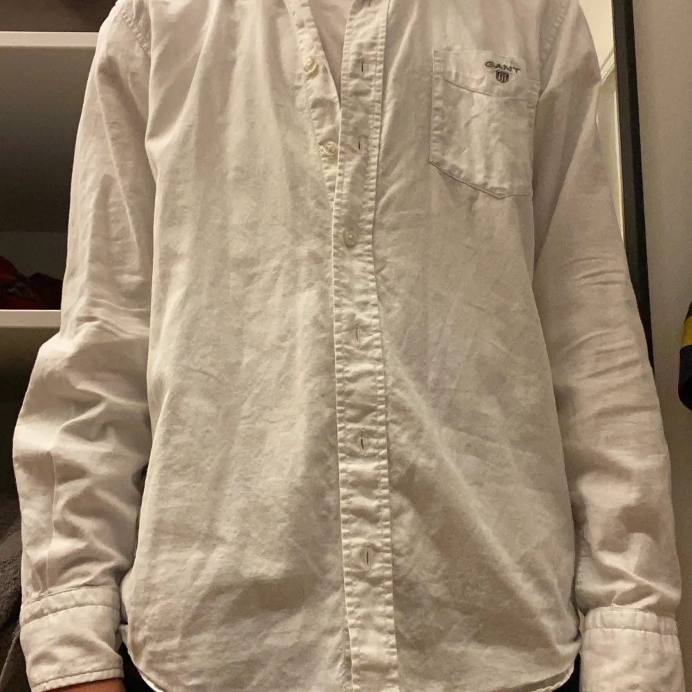 En vit Gant skjorta som är använd fåtal gånger. Den är i materialet bomull. Säljer den för att jag inte gillar fickan på bröstet. . Skjortor.
