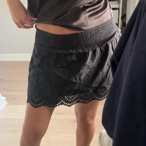Svart kort kjol zara - Använd fåtal gånger, storlek XS men passar även mig som har M 🩷