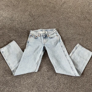 Weekday Arrow low straight jeans  - Säljer mina Weekday jeans som är arrow low straight. Dom är köpta på Plick och jag har aldrig använt dom. Skriv vid intresse❤️💕