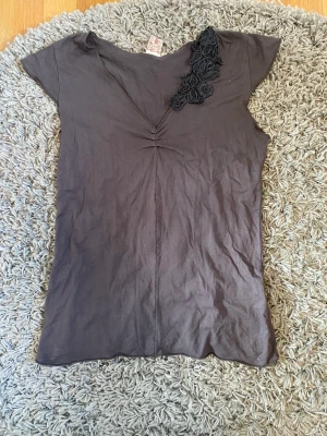 Snygg tröja!  - Strl L men fungerar absolut på en M och lite oversized på S. Säljes pga att den inte kommer till användning. Inga tecken på slitage eller defekter. Fin detalj! Köpare står för frakt