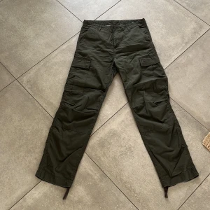 Carhartt cargo byxor - Nyskick 10/10 kondition, säljer då de är för stora för mig, skriv vid intresse eller frågor!