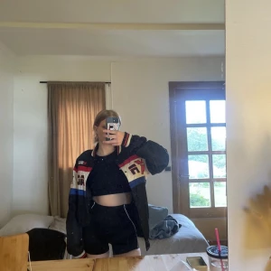 Säljer denna superfina jackan  - Säljer denna så coola jackan då jag tyvärr inte har användning av den längre, den är i bra kvalite! Kommer inte ihåg vart jag köpte den och klippt bort lappen. Pris går att diskutera vid snabb affär