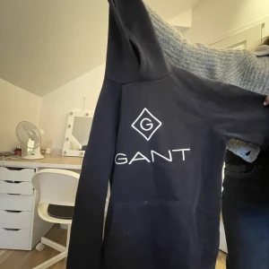 Äkta Gant Hoodie!💙🩵 - Säljer en äkta gant Hoodie då den blivit för liten ! Storlek 158/164 cm (13-14 år). Ordinarie pris är 550kr! Vid frågor eller prisförslag är det bara att fråga! 💗