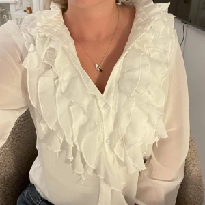 Vit blus  - Vit blus köpt på Åhléns använd en gång💕köpt för 599 storlek Xs/S