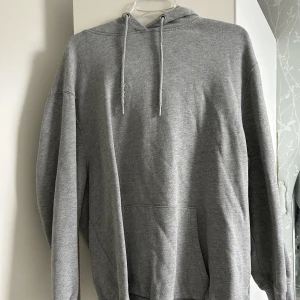 Grå oversized tjocktröja  - Säljer då den inte längre kommer till användning:) säljs inte längre och är super bekväm! Köpte den för ungefär 600 kr. vid funderingarna är det bara att kontakta mig💗