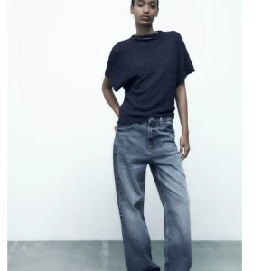 Zaratopp - Säljer denna populära slutsålda topp från zara som jag köpte i våras för 200 kr. Toppen är helt oanvänd och har lappen kvar