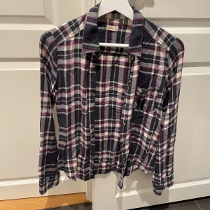 Flannelskjorta - Rutig flanellskjorta från Hollister i storlek xs!