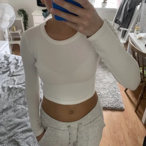 Vit långärmad - Fin långärmad tröja som passar till de flesta outfitsen!