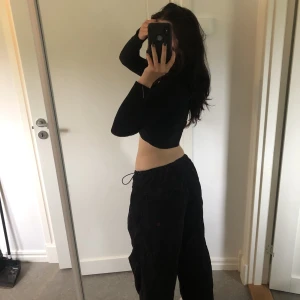 Byxor - Jättesnygga och coola lågmidjade baggy byxor! Köpta på Urban outfitters i London 💞 midjan är justerbar 🙌  Obs. Fläckar i bild är på spegeln ej byxorna 🫶☺️mått: längd-95 cm, innerbenet-72, midja (största möjliga)- ca 90 cm. Jag är 163 :)