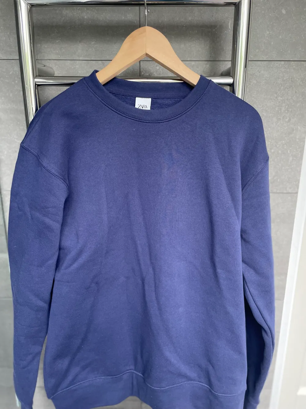Säljer nu denna snygga blåa sweatshirten från zara. Tröjan är i storleken M och skicket på tröjan är 10/10 då den aldrig passade mig. Om du har eventuella frågor är det bara att höra av sig! Nypriset är 299 kr. Tröjor & Koftor.